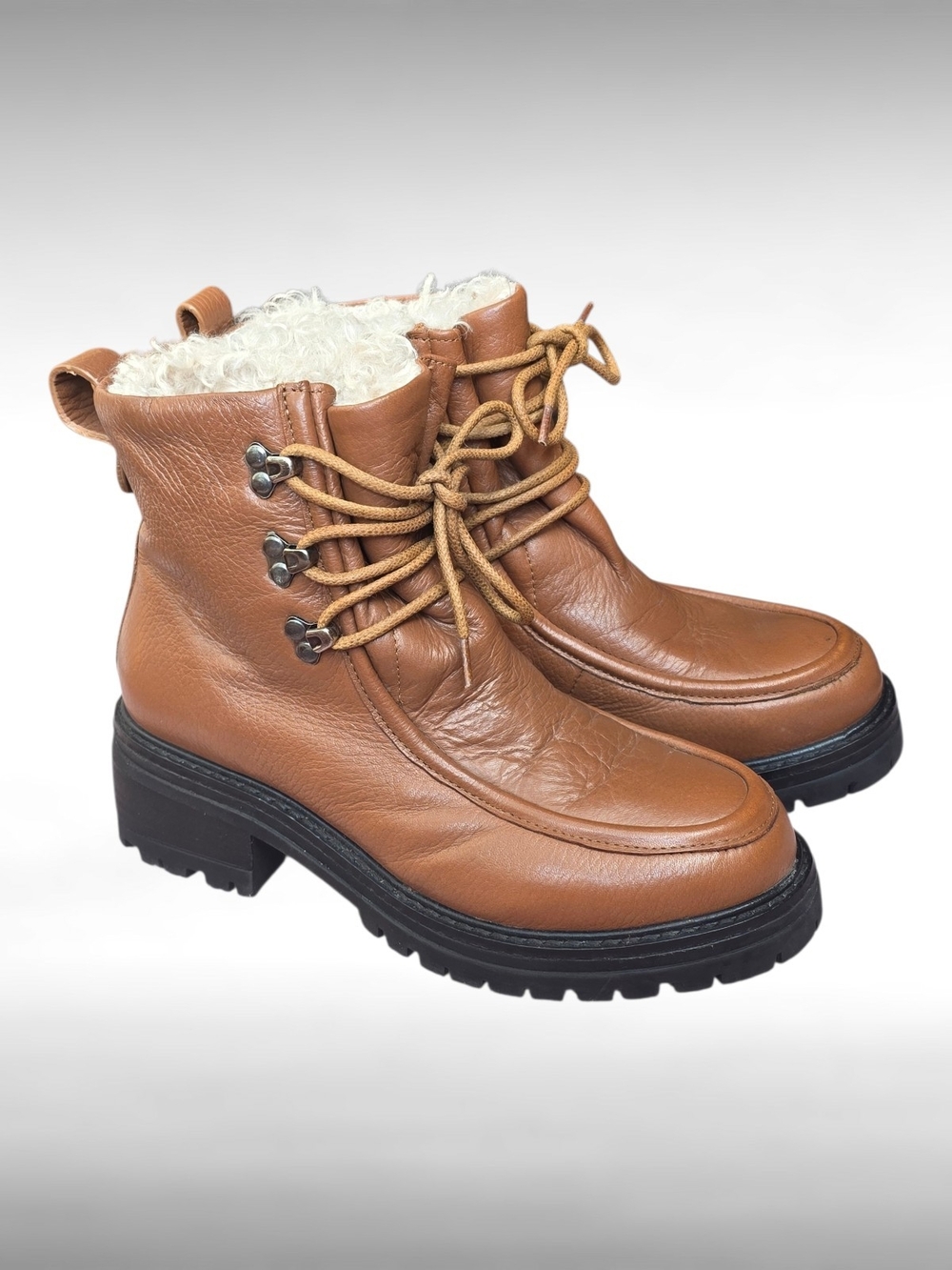 Women’s Tan Leather Lace-Up Fleece-Lined Ankle Boots in Size 7. Lugged Sole EUC